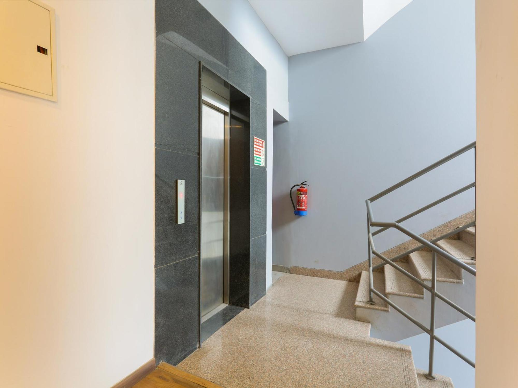 Townhouse Meera Bagh 4*